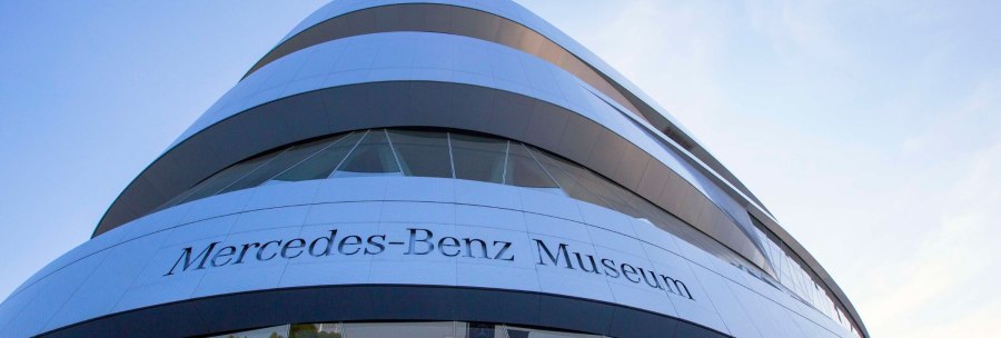 Das Mercedes-Benz Museum zeigt seine moderne Architektur mit geschwungenen Linien und Glasfassaden unter einem blauen Himmel., © Stuttgart-Marketing GmbH Achim Mende Das Mercedes-Benz Museum zeigt seine moderne Architektur mit geschwungenen Linien und Glasfassaden unter einem blauen Himmel., © Stuttgart-Marketing GmbH Achim Mende