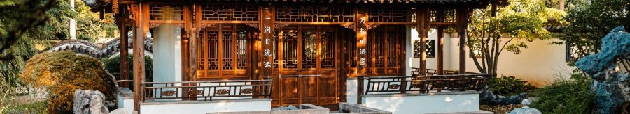 Traditional Chinese building in the Chinese Garden Stuttgart, surrounded by trees and a pond., © SMG Stuttgart Marketing GmbH - Sarah Schmid