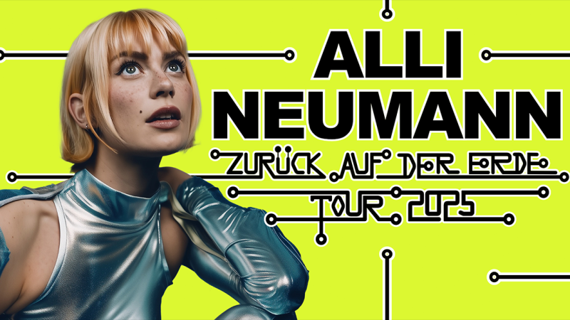 Alli Neumann in einem futuristischen Outfit auf einem neonfarbenen Plakat f&uuml;r die Tour 2025, mit dem Titel 'Zur&uuml;ck auf der Erde'., &copy; links im Bild