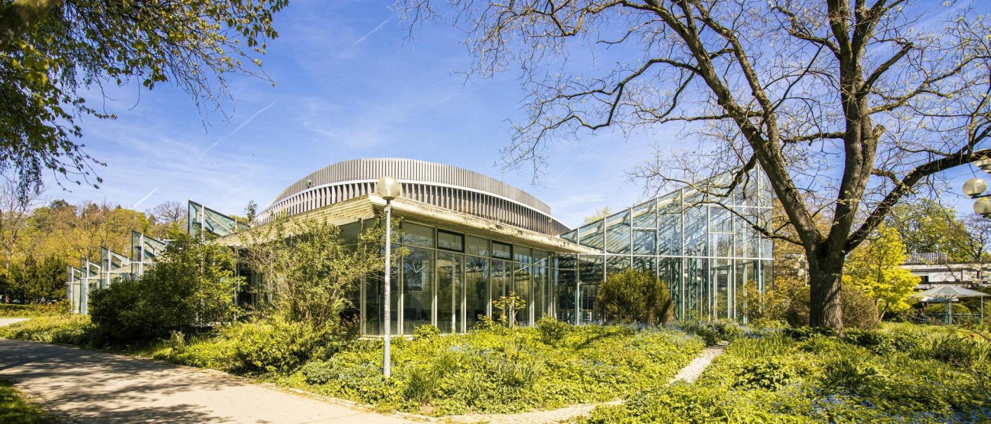 The Sindelfingen City Hall, with its modern glass architecture and surrounding garden, on a sunny day., © SMG Stuttgart Marketing GmbH - Sarah Schmid The Sindelfingen City Hall, with its modern glass architecture and surrounding garden, on a sunny day., © SMG Stuttgart Marketing GmbH - Sarah Schmid