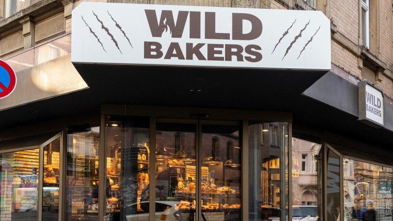 Entrance to the Wildbakers store with large display windows to the left and right of the entrance., &copy; Stuttgart-Marketing GmbH, Sarah Schmid