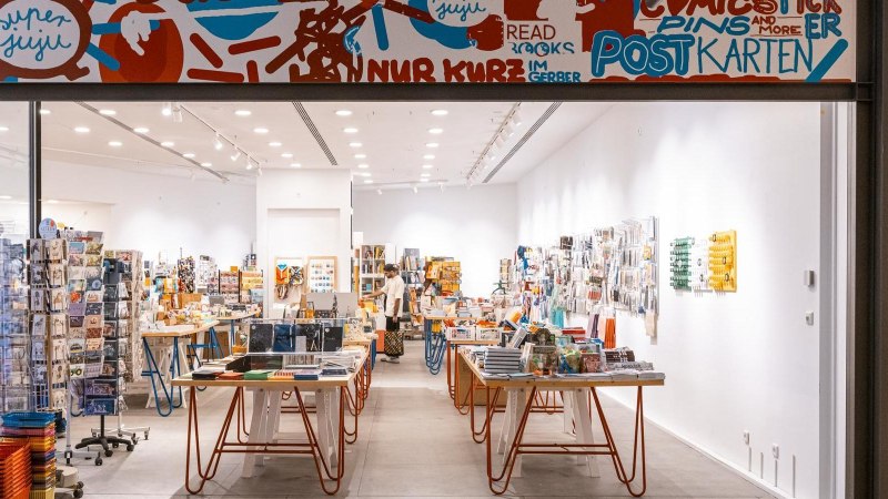 Ein einladendes Geschäft mit Postkarten, Büchern und Schreibwaren. Helle Beleuchtung und kreative Dekorationen verleihen dem Raum eine freundliche Atmosphäre., © Stuttgart Marketing GmbH, Sarah Schmid Ein einladendes Geschäft mit Postkarten, Büchern und Schreibwaren. Helle Beleuchtung und kreative Dekorationen verleihen dem Raum eine freundliche Atmosphäre., © Stuttgart Marketing GmbH, Sarah Schmid