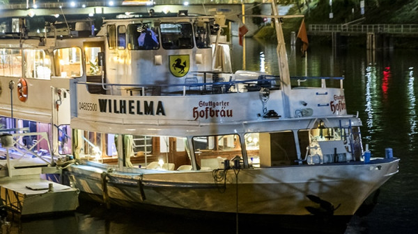 The excursion boat is illuminated and moored on the riverbank. It bears the Stuttgarter Hofbräu logo and is equipped for parties or celebrations., © NeckarFlair MS Wilhelma Betriebsgesellschaft mbH The excursion boat is illuminated and moored on the riverbank. It bears the Stuttgarter Hofbräu logo and is equipped for parties or celebrations., © NeckarFlair MS Wilhelma Betriebsgesellschaft mbH