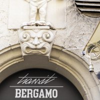 Steinfigur über einem Torbogen mit der Aufschrift 'transit BERGAMO'. Graffiti und verwitterte Wand im Hintergrund., © SMG, Sarah Schmid Steinfigur über einem Torbogen mit der Aufschrift 'transit BERGAMO'. Graffiti und verwitterte Wand im Hintergrund., © SMG, Sarah Schmid
