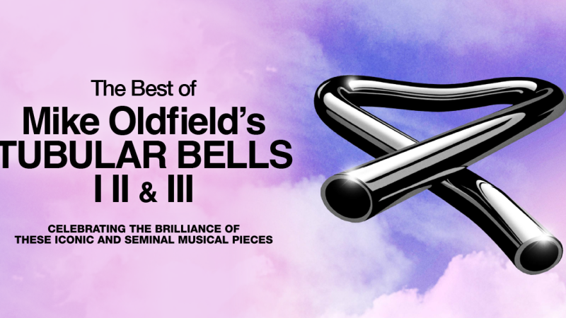 Metallisches Rohr in Form eines gebogenen Tubular Bells auf einem pastellfarbenen, wolkigen Hintergrund. Text feiert die ikonische Musik von Mike Oldfield., &copy; links im Bild