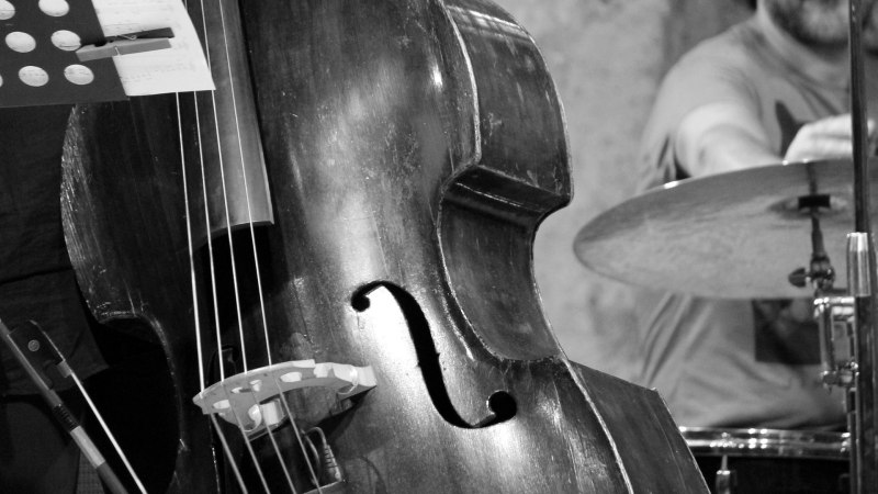 Ein Kontrabass und ein Schlagzeug in Schwarz-Wei&szlig;. Der Fokus liegt auf den Instrumenten, die eine Jazz-Performance andeuten., &copy; Pixabay