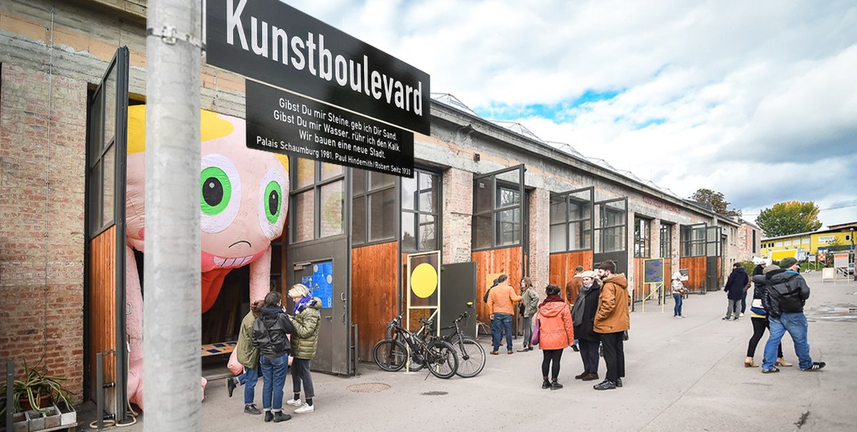 Menschen stehen vor der Kunsthalle mit einem großen aufblasbaren Objekt. Ein Schild mit 'Kunstboulevard' ist sichtbar., © Atelier Oradoro Menschen stehen vor der Kunsthalle mit einem großen aufblasbaren Objekt. Ein Schild mit 'Kunstboulevard' ist sichtbar., © Atelier Oradoro