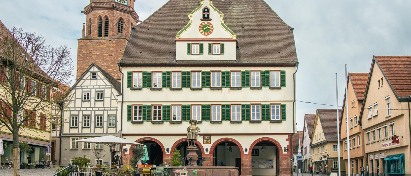 Historic market square in Weil der Stadt with half-timbered houses and a central building with a clock and statue., © Stuttgart-Marketing GmbH, Sarah Schmid