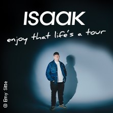 Ein Mann in blauer Jacke steht vor einem dunklen Hintergrund. Oben steht der Text 'ISAAK enjoy that life's a tour'., © links im Bild