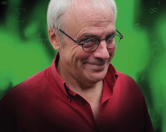 Ein Mann mit Brille und rotem Hemd lächelt vor einem grünen Hintergrund mit mathematischen Symbolen., © Rosenau Kultur e.V. Ein Mann mit Brille und rotem Hemd lächelt vor einem grünen Hintergrund mit mathematischen Symbolen., © Rosenau Kultur e.V.