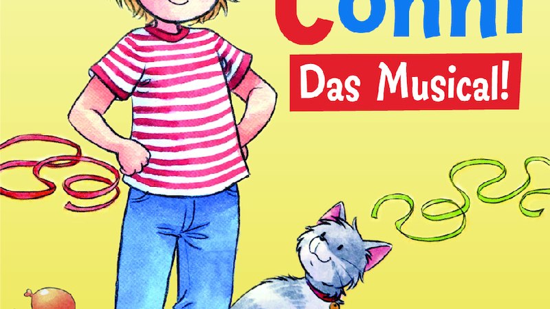 Conni steht lächelnd mit ihrer Katze neben einem Geschenk. Der Titel 'Conni - Das Musical!' ist prominent zu sehen., © SBEntertainment GmbH & Co. KG Conni steht lächelnd mit ihrer Katze neben einem Geschenk. Der Titel 'Conni - Das Musical!' ist prominent zu sehen., © SBEntertainment GmbH & Co. KG