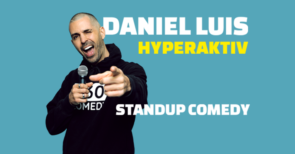 Ein Mann mit Mikrofon und schwarzem Hoodie zeigt auf den Betrachter. Daneben steht der Text 'Daniel Luis Hyperaktiv Standup Comedy'., &copy; links im Bild