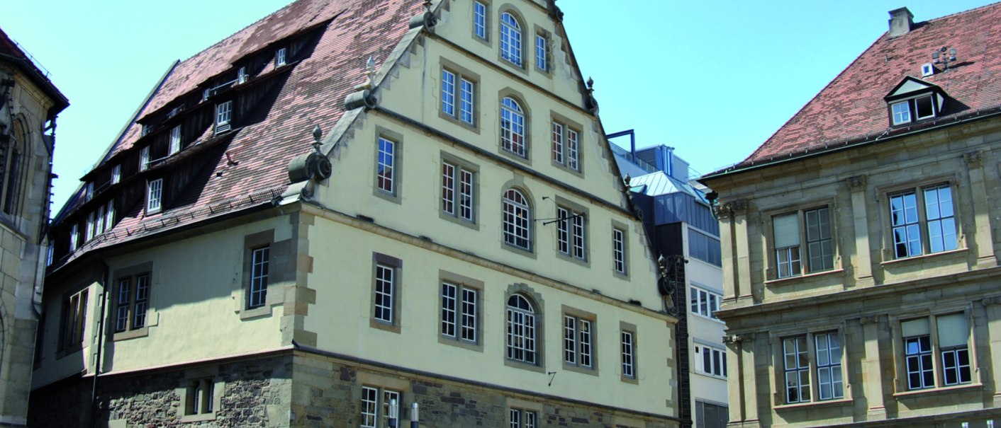 The Stiftsfruchtkasten in Stuttgart is a historic building with a striking pitched roof and numerous windows, surrounded by modern architecture., © Stuttgart-Marketing GmbH The Stiftsfruchtkasten in Stuttgart is a historic building with a striking pitched roof and numerous windows, surrounded by modern architecture., © Stuttgart-Marketing GmbH