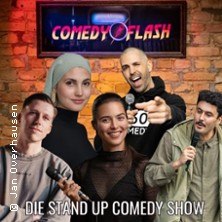 Five comedians pose in front of a brick wall with the Comedyflash logo. They hold microphones and smile into the camera., &copy; links im Bild