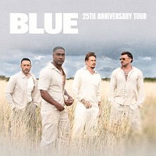 Vier Männer in weißen Outfits stehen in einem Feld. Oben links der Schriftzug 'Blue - 25th Anniversary Tour'., © links im Bild Vier Männer in weißen Outfits stehen in einem Feld. Oben links der Schriftzug 'Blue - 25th Anniversary Tour'., © links im Bild