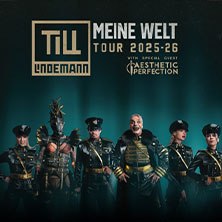 Till Lindemann und Band in futuristischen Outfits für die 'Meine Welt' Tour 2025-26. Dunkler Hintergrund, Schriftzug oben links., © links im Bild