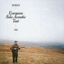 Ein Musiker mit Gitarre steht auf einem weiten Feld. Der Himmel ist bewölkt, und der Text "European Solo Acoustic Tour 2023" ist sichtbar., © links im Bild Ein Musiker mit Gitarre steht auf einem weiten Feld. Der Himmel ist bewölkt, und der Text "European Solo Acoustic Tour 2023" ist sichtbar., © links im Bild