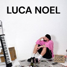 Person in a pink sweater sits on the floor next to a keyboard and boxes. At the top it says 'LUCA NOEL', at the bottom 'Tour 2026'., © see on the left Person in a pink sweater sits on the floor next to a keyboard and boxes. At the top it says 'LUCA NOEL', at the bottom 'Tour 2026'., © see on the left