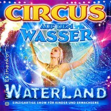 Plakat für 'Circus auf dem Wasser' mit einer Frau in einem Wasserumfeld. Der Titel 'WATERLAND' ist prominent zu sehen., © links im Bild