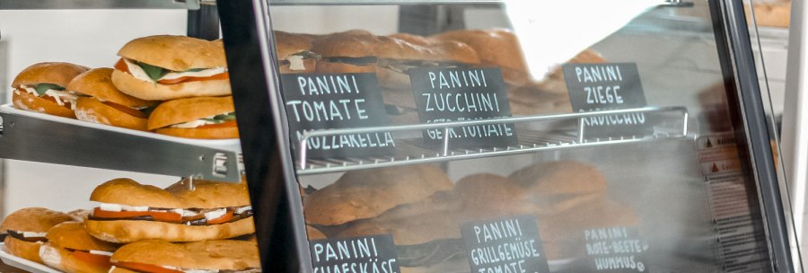 Vitrine mit verschiedenen belegten Panini und Seele im Kulturzentrum MERLIN e.V. Stuttgart., &copy; Merlin, Stuttgart