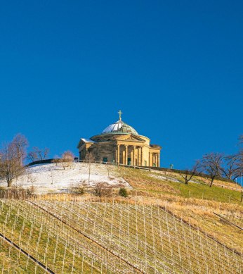 The burial chapel on W&uuml;rttemberg is enthroned on a snow-covered hill, surrounded by vineyards under a clear blue sky., &copy; Stuttgart-Marketing GmbH, Sarah Schmid