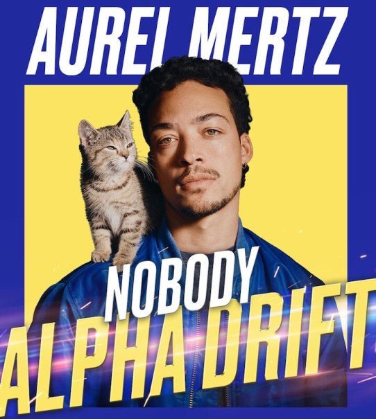 Ein Mann mit einer Katze auf der Schulter vor einem gelben Hintergrund. Der Text 'Aurel Mertz Nobody Alpha Drift' ist prominent platziert., © Theaterhaus Stuttgart e.V.