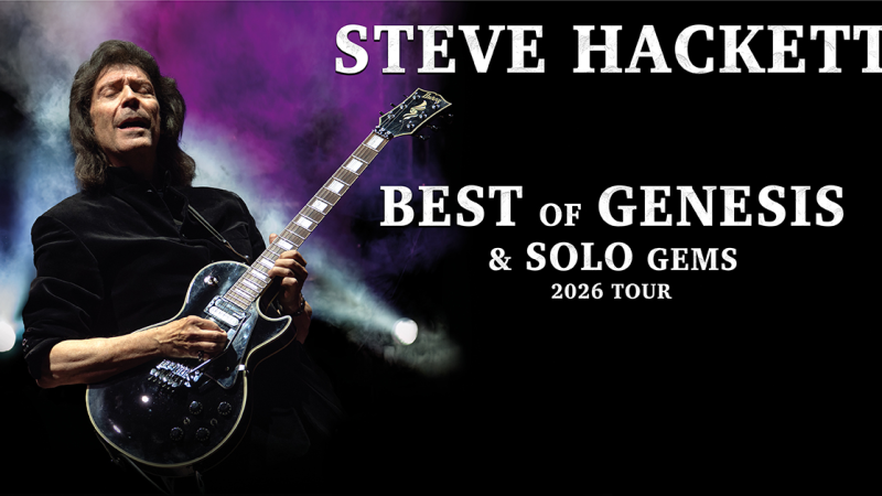 Steve Hackett spielt Gitarre vor einem bunten Nebelhintergrund. Der Text kündigt die "Best of Genesis & Solo Gems 2026 Tour" an., © links im Bild Steve Hackett spielt Gitarre vor einem bunten Nebelhintergrund. Der Text kündigt die "Best of Genesis & Solo Gems 2026 Tour" an., © links im Bild
