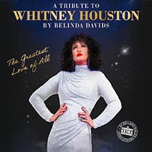Belinda Davids in einem weißen Kleid auf einem Plakat für ihre Tribute-Show an Whitney Houston, "The Greatest Love of All"., © links im Bild