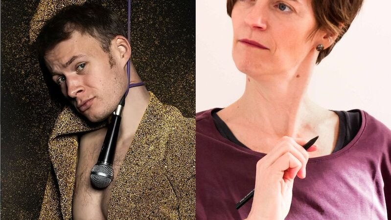 Links eine Person mit Mikrofon in glitzerndem Outfit, rechts eine Person in lila Oberteil mit Stift in der Hand., © Renitenztheater Stuttgart e.V. Links eine Person mit Mikrofon in glitzerndem Outfit, rechts eine Person in lila Oberteil mit Stift in der Hand., © Renitenztheater Stuttgart e.V.