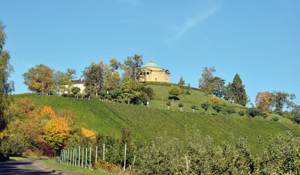The Württemberg burial chapel sits enthroned on a hill, surrounded by trees and vineyards, under a clear blue sky., © Stuttgart-Marketing GmbH