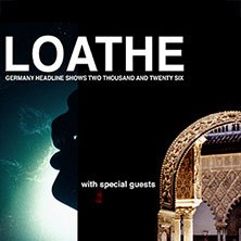 Poster für Loathe's Deutschland-Tournee 2026 mit Silhouette und Architekturmotiv. Ankündigung von Special Guests., © links im Bild Poster für Loathe's Deutschland-Tournee 2026 mit Silhouette und Architekturmotiv. Ankündigung von Special Guests., © links im Bild