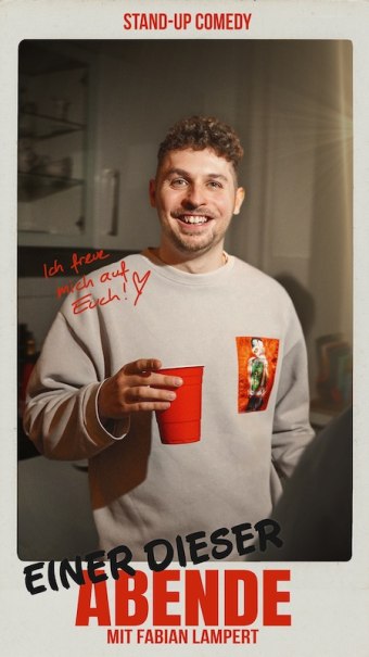 Mann mit lockigem Haar hält roten Becher, lächelt. Text: 'Einer dieser Abende mit Fabian Lampert'. Hintergrund unscharf, gemütliche Atmosphäre., © Rosenau Kultur e.V.
