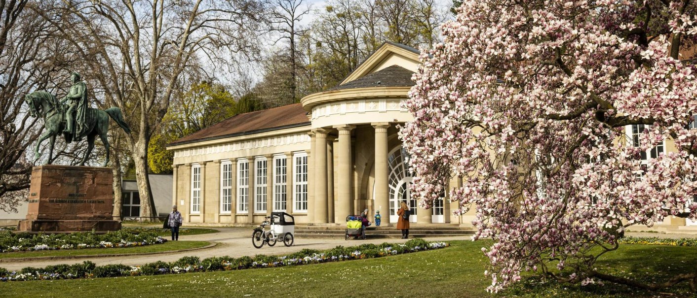 Kursaal mit Magnolienbl&uuml;te, &copy; SMG, Sarah Schmid