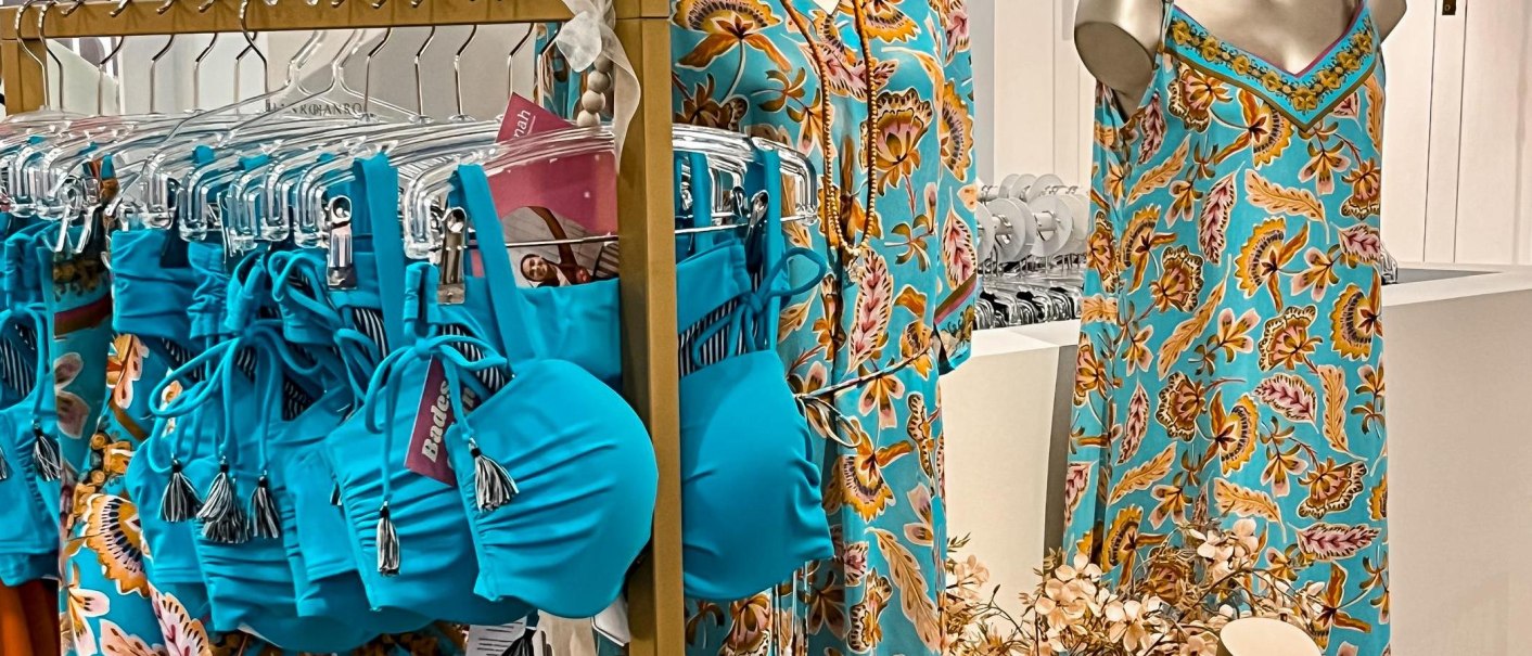 Colorful swimwear and lingerie with floral patterns displayed on clothes racks and mannequins in a store., © hautnah Dessous, Stuttgart Colorful swimwear and lingerie with floral patterns displayed on clothes racks and mannequins in a store., © hautnah Dessous, Stuttgart