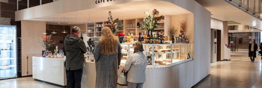 Bar with beverages, cakes and other snacks. Three people are waiting in line., &copy; SMG, Sarah Schmid