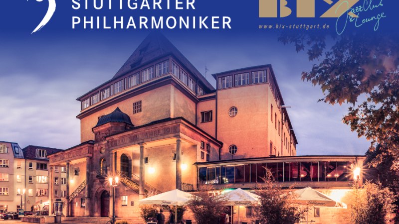 Das Gustav-Siegle-Haus in Stuttgart bei Abendd&auml;mmerung, beleuchtet mit dem BIX Jazzclub. Im Vordergrund sind Tische und Sonnenschirme zu sehen., &copy; Christoph Kalck