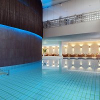 Modern hotel pool with blue lighting, sun loungers in the background, stylish architecture., © Hotel Le Méridien Modern hotel pool with blue lighting, sun loungers in the background, stylish architecture., © Hotel Le Méridien