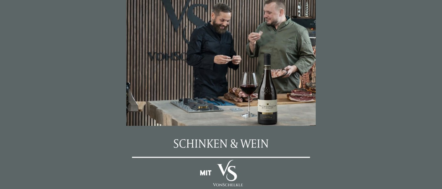 Two men are enjoying ham and wine at a table. A bottle of wine and a glass are in the foreground., © Weinmanufaktur Stuttgart eG Two men are enjoying ham and wine at a table. A bottle of wine and a glass are in the foreground., © Weinmanufaktur Stuttgart eG
