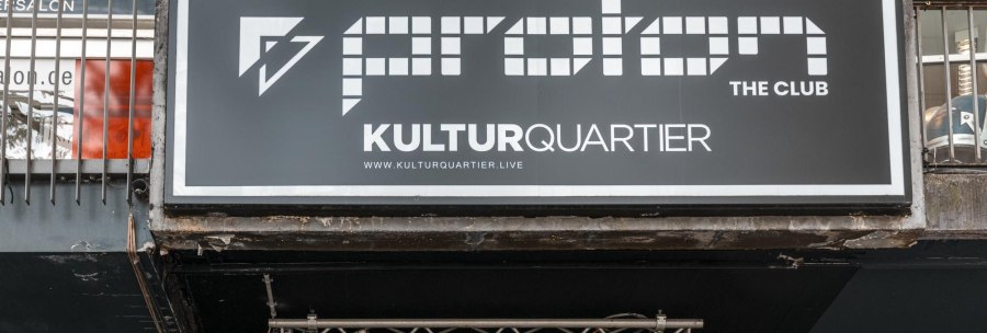 Sign for Proton The Club in the Kulturquartier with website address. Lighting and metal structure visible underneath., © Stuttgart Marketing GmbH, Sarah Schmid