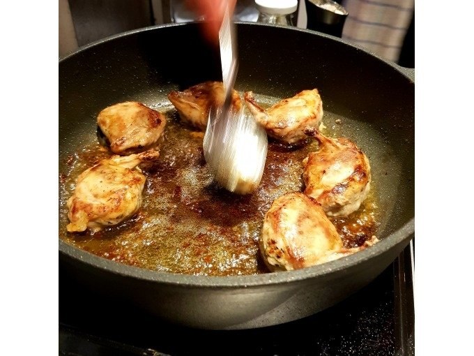 Pieces of meat are fried in a pan. One hand turns them with a spoon. The pan is placed on a stove., © Kultweine-Kochwelten-Kunstücke - Kochschule Sonja Lenz Pieces of meat are fried in a pan. One hand turns them with a spoon. The pan is placed on a stove., © Kultweine-Kochwelten-Kunstücke - Kochschule Sonja Lenz