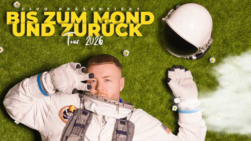 Ein Mann in einem Astronautenanzug liegt auf gr&uuml;nem Gras mit G&auml;nsebl&uuml;mchen. Neben ihm liegt ein Helm. Der Text oben lautet: 'Bis zum Mond und zur&uuml;ck Tour 2026'., &copy; links im Bild