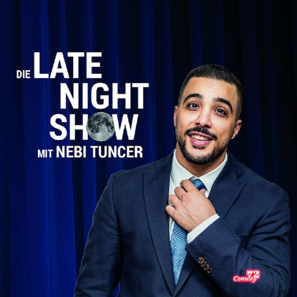 Ein Mann im Anzug steht vor einem blauen Vorhang. Der Schriftzug 'Die Late Night Show mit Nebi Tuncer' ist zu sehen., © SBEntertainment GmbH & Co.KG Ein Mann im Anzug steht vor einem blauen Vorhang. Der Schriftzug 'Die Late Night Show mit Nebi Tuncer' ist zu sehen., © SBEntertainment GmbH & Co.KG