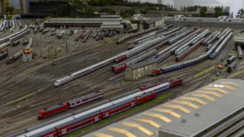 Miniatur-Eisenbahnanlage mit zahlreichen Zügen und Gleisen in einer Modelllandschaft, die Stuttgart darstellt., © Stuttgart-Marketing GmbH, Sarah Schmid Miniatur-Eisenbahnanlage mit zahlreichen Zügen und Gleisen in einer Modelllandschaft, die Stuttgart darstellt., © Stuttgart-Marketing GmbH, Sarah Schmid