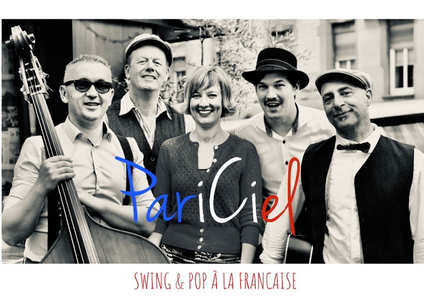 Fünf Personen in Vintage-Kleidung posieren mit Musikinstrumenten. Text: PariCiel, Swing & Pop à la Française., © Fotocredit Theater La Lune Fünf Personen in Vintage-Kleidung posieren mit Musikinstrumenten. Text: PariCiel, Swing & Pop à la Française., © Fotocredit Theater La Lune