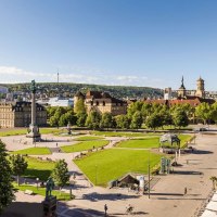 Panoramic view of the Schlossplatz in Stuttgart with green spaces, historic buildings and a clear blue sky., © Stuttgart-Marketing GmbH, Werner Dieterich Panoramic view of the Schlossplatz in Stuttgart with green spaces, historic buildings and a clear blue sky., © Stuttgart-Marketing GmbH, Werner Dieterich