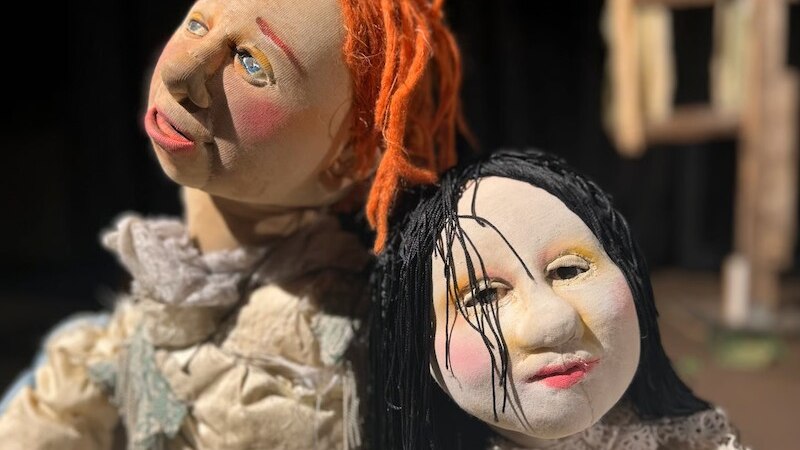 Zwei Puppen mit ausdrucksstarken Gesichtern, eine mit roten Haaren und die andere mit schwarzen Haaren, in einem theatralischen Setting., © FITZ Das Theater animierter Formen Zwei Puppen mit ausdrucksstarken Gesichtern, eine mit roten Haaren und die andere mit schwarzen Haaren, in einem theatralischen Setting., © FITZ Das Theater animierter Formen