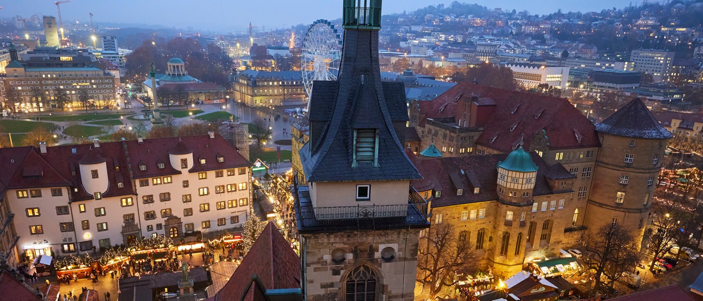 Blick auf den Schillerplatz und das Alte Schloss in Stuttgart bei Dämmerung. Der Weihnachtsmarkt ist beleuchtet, im Hintergrund ein Riesenrad., © Stuttgart-Marketing GmbH Blick auf den Schillerplatz und das Alte Schloss in Stuttgart bei Dämmerung. Der Weihnachtsmarkt ist beleuchtet, im Hintergrund ein Riesenrad., © Stuttgart-Marketing GmbH