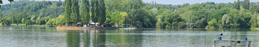 Max-Eyth-See in Stuttgart with ducks on a jetty, a boat and a green landscape in the background., © Stuttgart-Marketing GmbH, Sandra Nörpel