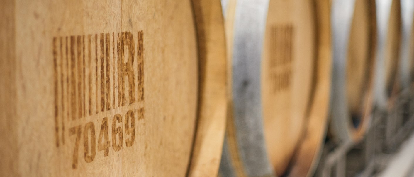 Close-up of wine barrels in a wine cellar. The number "70469" is clearly visible on one of the barrels., © 70469R! Fabian Rajtschan Close-up of wine barrels in a wine cellar. The number "70469" is clearly visible on one of the barrels., © 70469R! Fabian Rajtschan