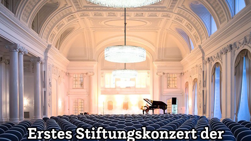 Eleganter Konzertsaal mit Kronleuchtern, blauen Sitzreihen und einem Flügel auf der Bühne. Text: Erstes Stiftungskonzert der Wolfgang Carl Friedrich Grosse & Renate Elly Wald-Stiftung., © Stuttgarter Kammerorchester e.V.